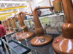 In schotland duurdere whisky.